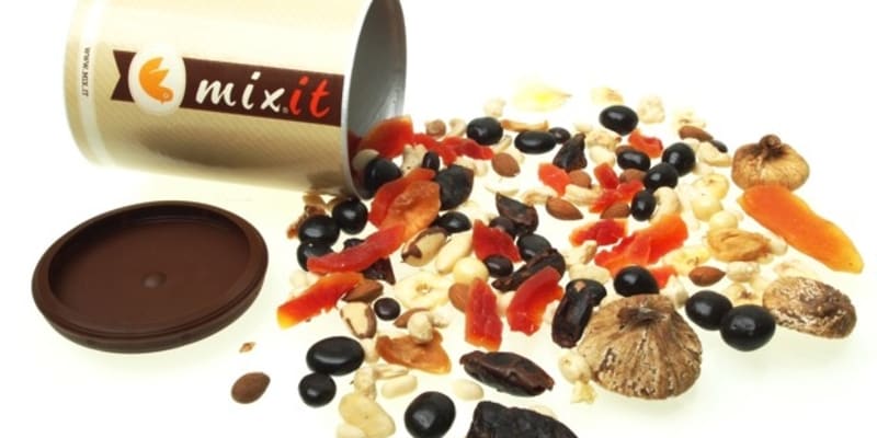 Na Mixit můžete nakoupit klidně jen plný tubus sušeného ovoce či oříšků. FOTO: Mixit.cz