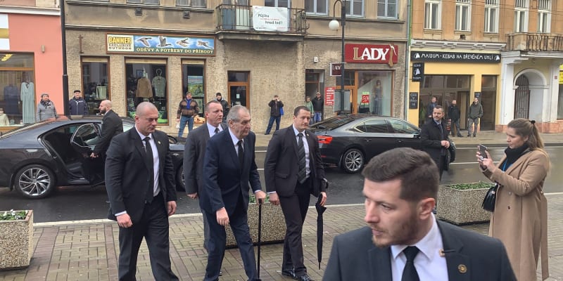 Na rozloučení dorazili i prezident Miloš Zeman a premiér Andrej Babiše 3