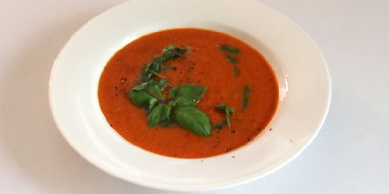 Polévka z pečených paprik a rajčat