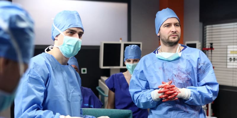 Lékaři během operace