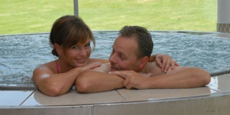 Olga Šípková s manželem Ivanem relaxovali ve vířivce