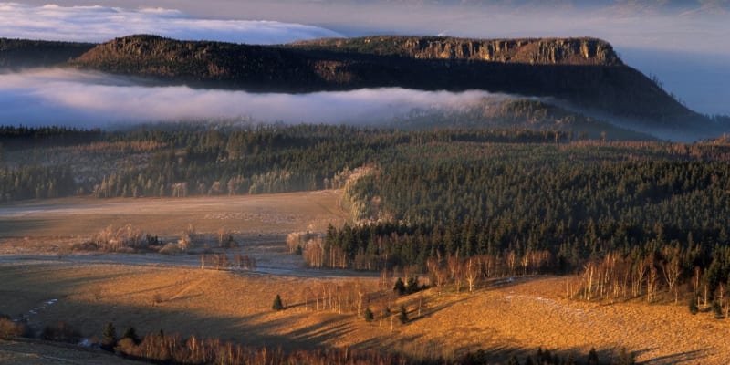 CHKO Broumovsko - Pohled z Hejšoviny na Broumovské stěny a Javoří hory