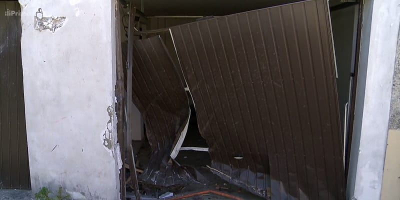 Lidé na Náchodsku opravují domy po páteční vichřici, pojišťovny sčítají škody 3
