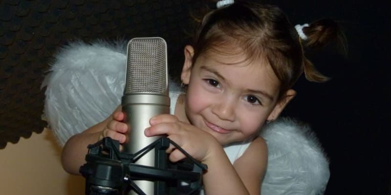 Dcera Vlasy Horvatha s mikrofonem