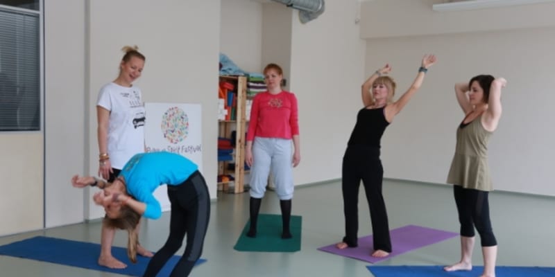 Kamila Špráchalová, Kristýna Janáčková a Kateřina Hrachovcová si zacvičily s australskou jogínkou Pa