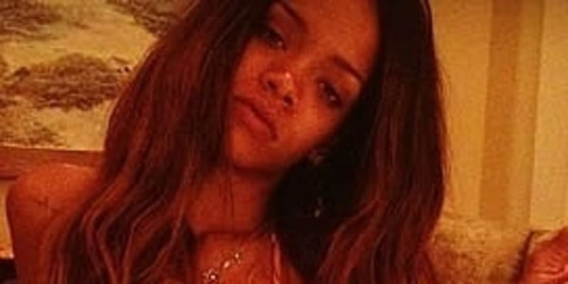 Rihanna se pochlubila fotkou v plavkách posázenými drahokamy