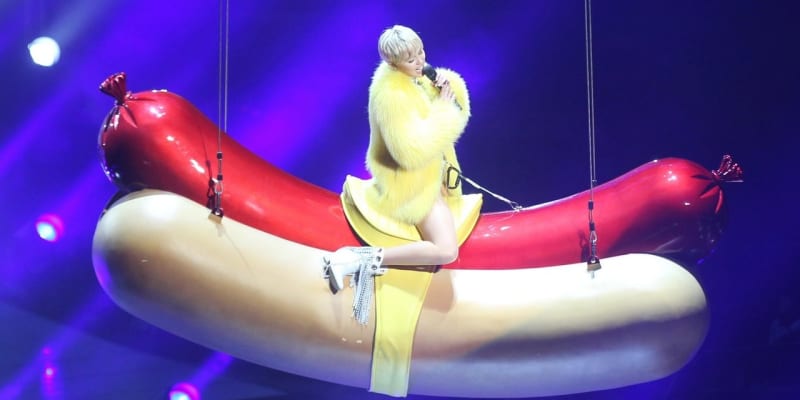 Miley Cyrus na klobáse