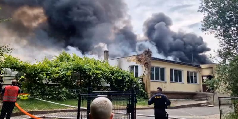 K požáru střelnice v Sedleci vyrazili také pražští záchranáři.