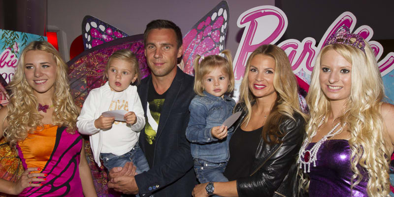 Roman Vojtek s rodinou a Barbie girls