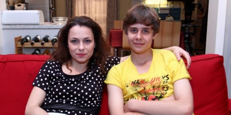 Veronika Dušková (Jana Janěková ml.) se svým synem Michalem