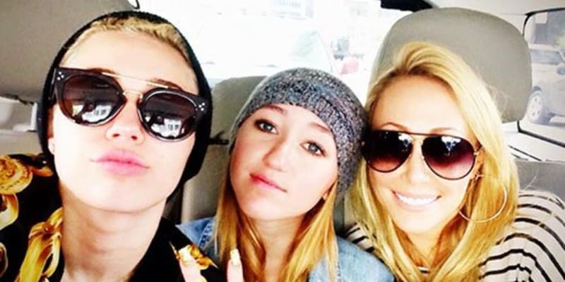 Miley Cyrus,  její sestra Noah a matka Tish (zleva)