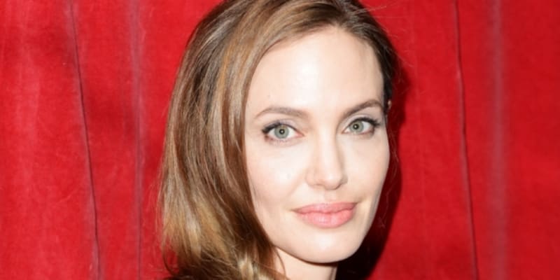 Angelina Jolie si nechala po masektomii implantovat silikony