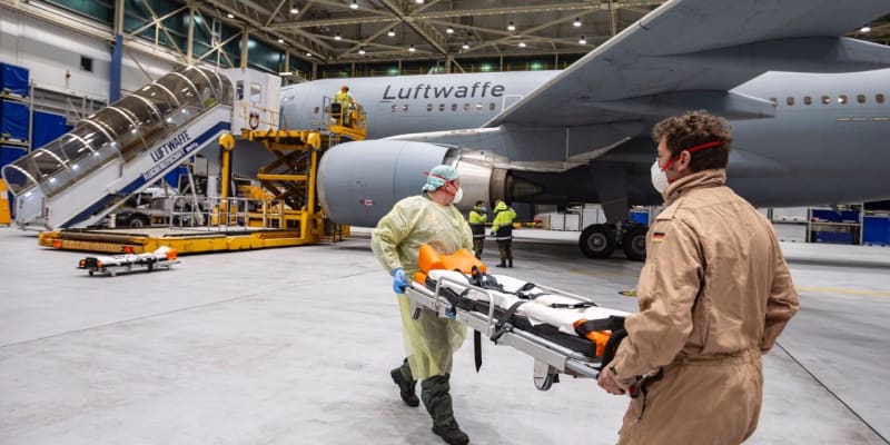 Nemocniční airbus německé Luftwaffe přepravuje z Itálie nakažené koronavirem