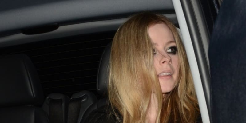 Zpěvačce Avril Lavigne se při vystupování z auta pod šaty rýsovalo těhotenské bříško