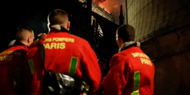 S požárem bojuje 400 hasičů 3