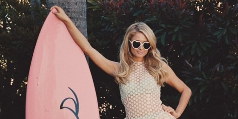 Paris Hilton má slabost pro růžovou barvu. Surfařské prkno zdobí její obří podpis