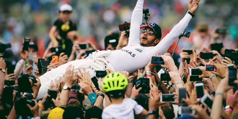 Lewis Hamilton oslavil vítězství na Velké ceně Francie