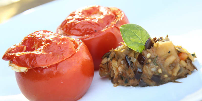 Pečená rajčata s parmezánem a kaviárem z lilku.
