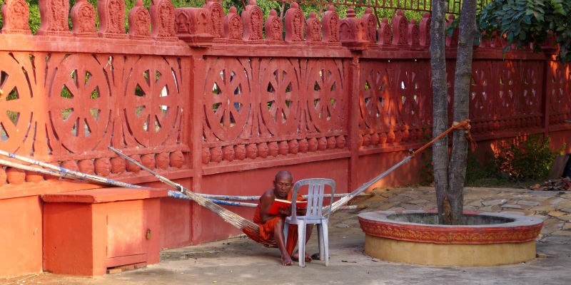 Mnich s knihou, Phnom Penh, Kambodža