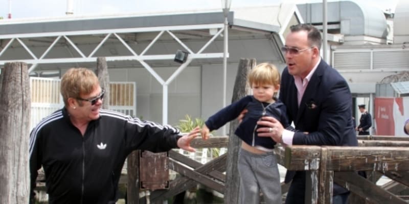 Elton John (vlevo) a David Furnish si i s dětmi udělali výlet do Benátek