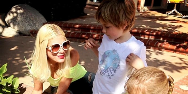 Bývalá hvězda seriálu Beverly Hills 90210 se synem Liamem a dcerou Stellou