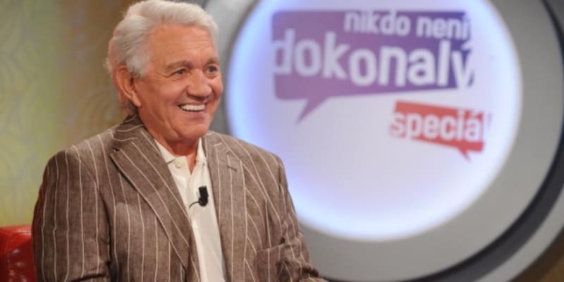 Jiří Krampol řadu let moderoval zábavný televizní pořad Nikdo není dokonalý. 