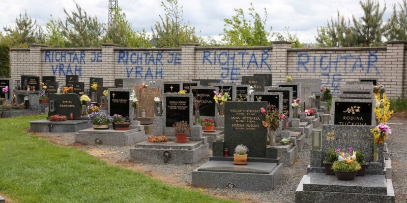 Hřbitovní zeď vandal popsal nápisem Rychtář je vrah