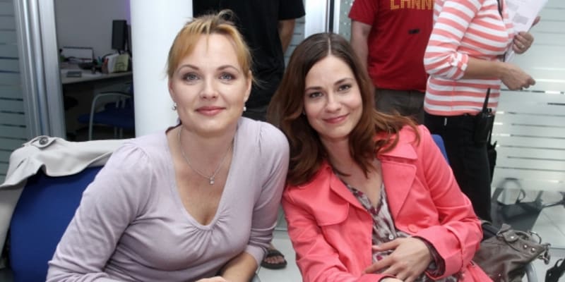 Eva s hereckou kolegyní Kamilou Špráchalovou v seriálu Cesty domů.