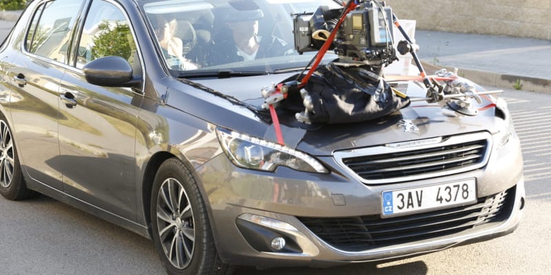 Záběry z auta snímala kamera upevněná na kapotě.