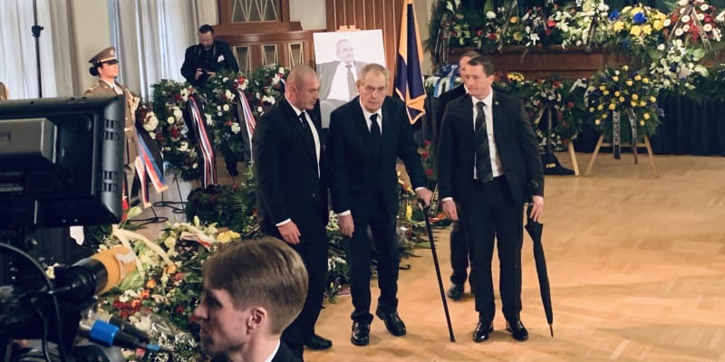 Na rozloučení dorazili i prezident Miloš Zeman a premiér Andrej Babiše 5