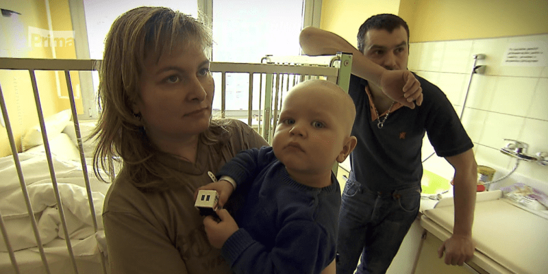 Rodiče s malým pacientem Štěpánkem před operací