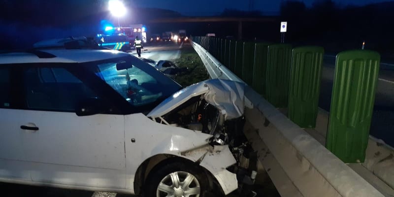 Na výpadovce z Brna se střetla dvě osobní auta. Nehoda zablokovala dopravu. 4