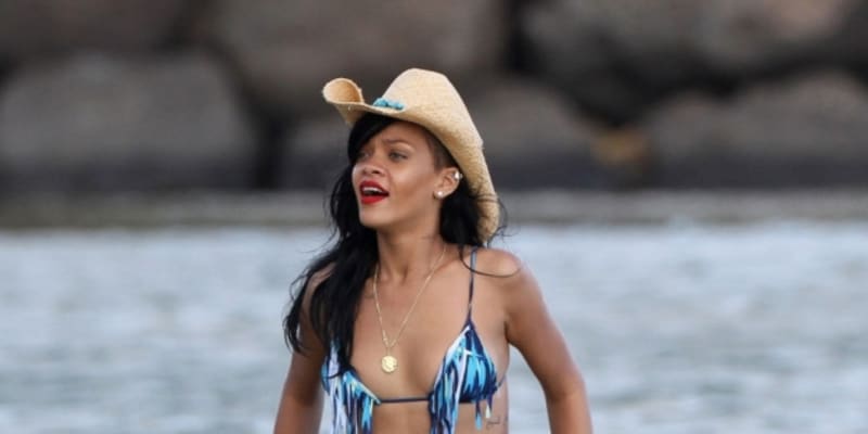 Barbadoská kráska Rihanna nesmí v našem výčtu sexy těl chybět. Jak je vidět, extravagance a originalita ji neopouští ani na dovolené!