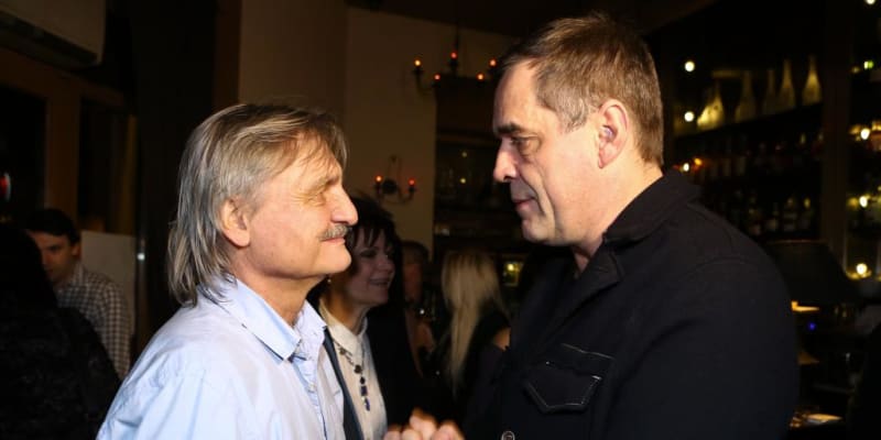 Bývalí staří parťáci Pavel Soukup (vlevo) a Miroslav Etzler, v seriálu policisté Robert Vejnar a Honza Mašek