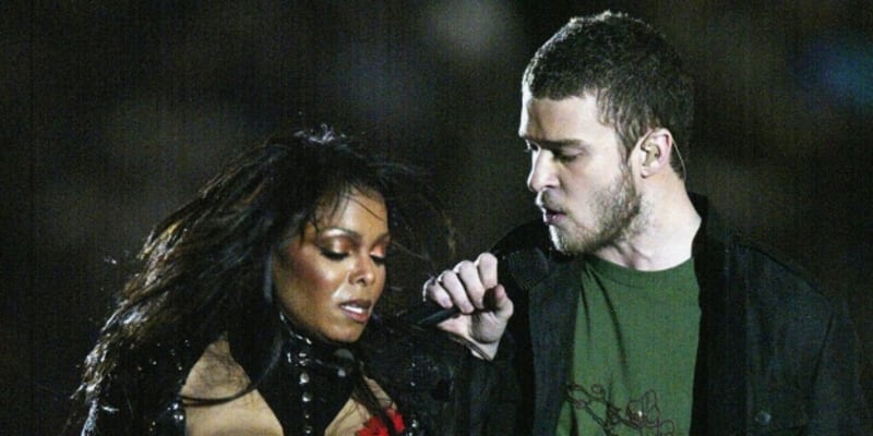 Janet Jackson při skladálním vystoupení s Justinem Timberlakem v roce 2004 na Super Bowlu