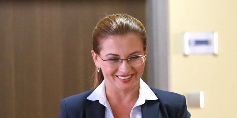 Dana Morávková v epizodní roli přísné vyšetřovatelky