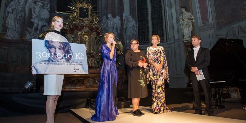 Daniela Peštová přebírá šek na charitativní projekt „Avon proti domácímu násilí”