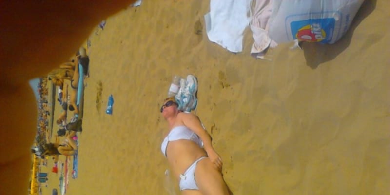 Tuto fotku pověsil na svém profilu Macura s komentářem: Ivetka na pláži, byla šťastná ve vodě