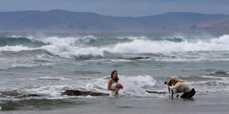 svatební focení se na svatbě u moře může změnit i v plavecký výcvik. FOTO: mike baird
