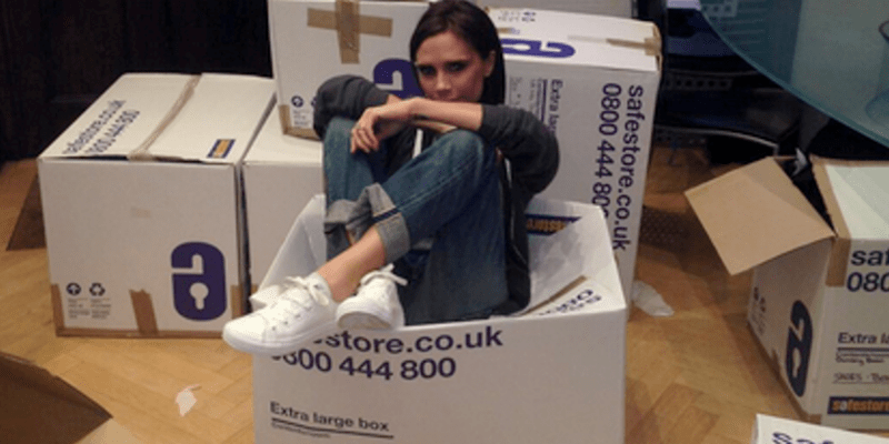 Victoria Beckham vlastnoručně balí vytříděné oblečení