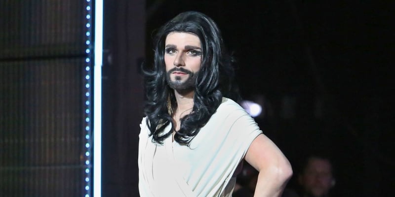 Leoš Mareš jako transvestita Conchita Wurst, nejnovější vítěz Eurovize