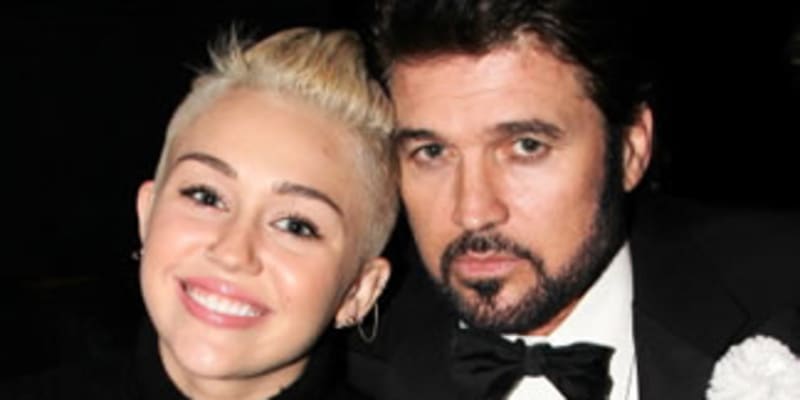 Miley Cyrus a její otec Billy Ray vypadají spíš jako partneři než jako otec s dcerou