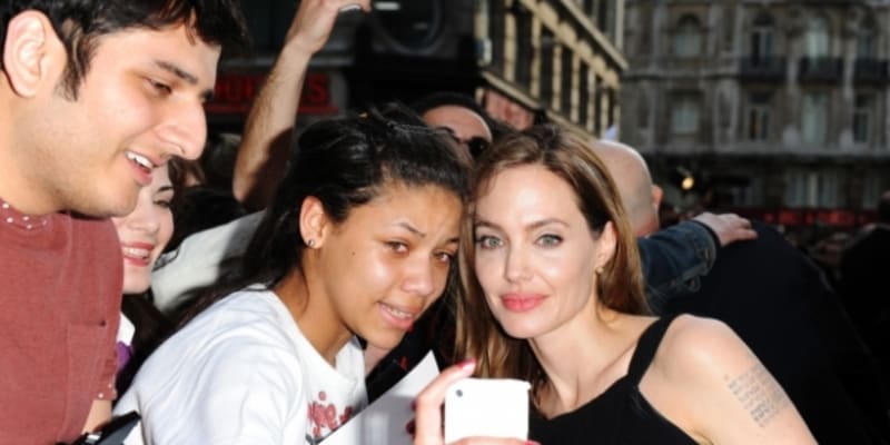 Angelina Jolie rozdávala autogramy a fotila se se svými fanoušky