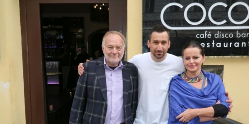Luděk a Adriena Sobotová s DJem Uwou v jeho Coco