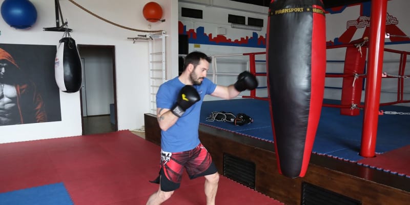 Před boxováním se Noid rozehřeje na boxerském pytli