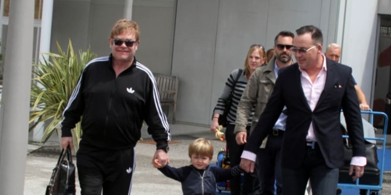 Šťastní tátové Elton John (vlevo) a David Furnish s dvouletým synem Zacharym