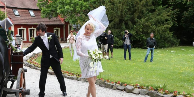 Petra Hřebíčková zvolila mini svatební šaty