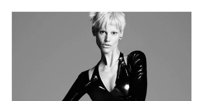 V nové kampani módního domu Versace se objeví i holandská umělkyně a modelka Saskia de Brauw