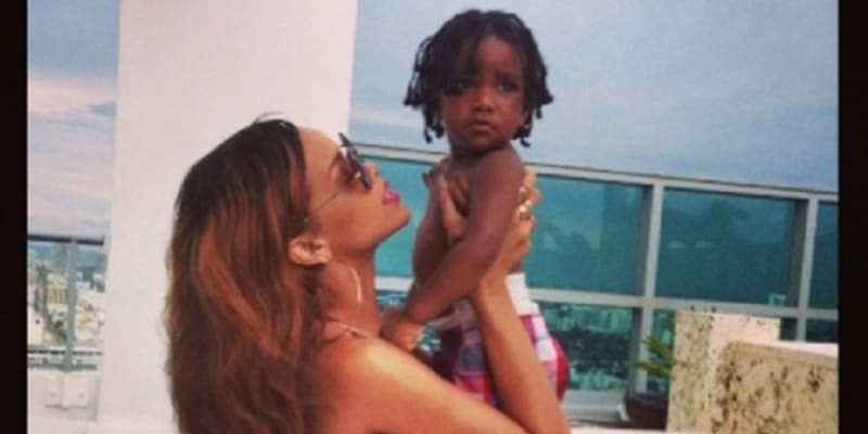 Rihanna si v Miami u bazénu hrála s malým chlapcem