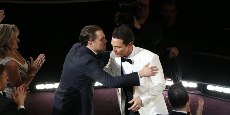 Leonardo DiCaprio blahopřeje Matthew McConaugemu k vítězství